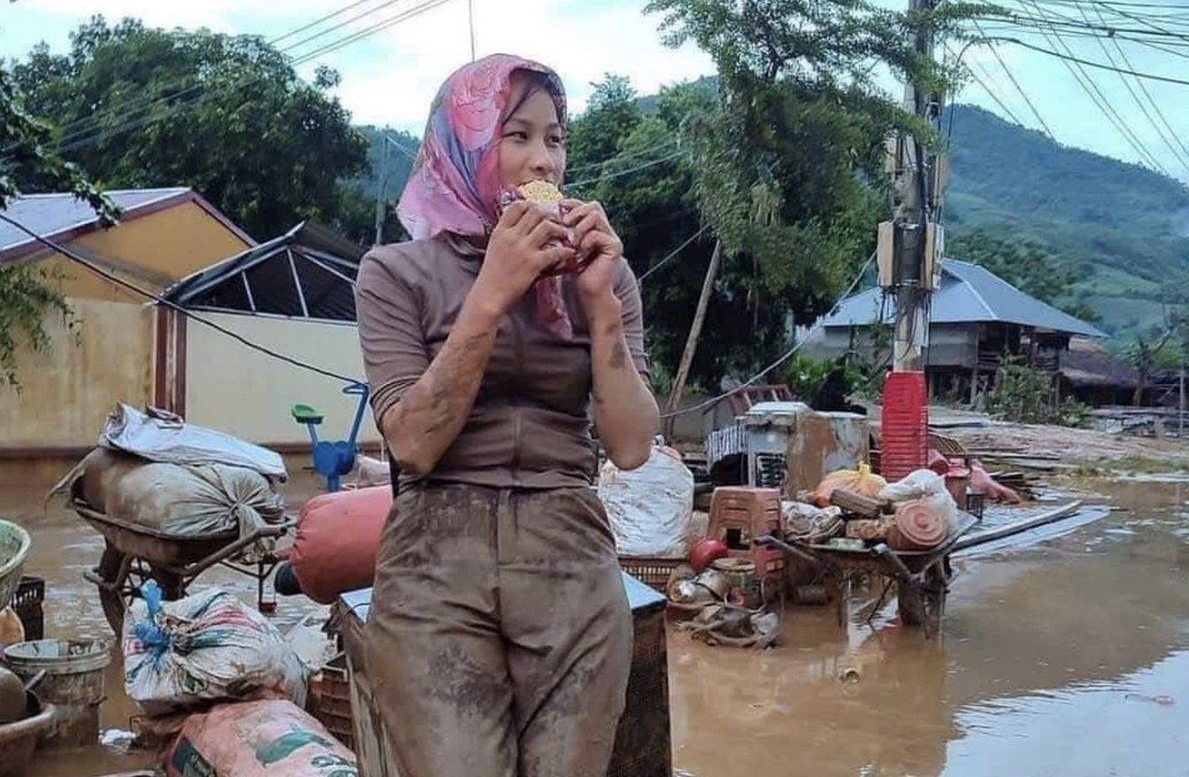 Cô giáo Yên Bái không son phấn vẫn đẹp kiên cường trong lấm lem bùn đất