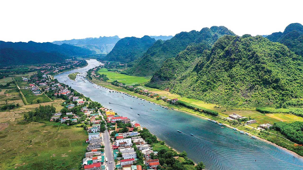 Quảng Bình nằm trên dải đất miền Trung đầy nắng và gió, sở hữu phong cảnh hữu tình, thiên nhiên tuyệt đẹp