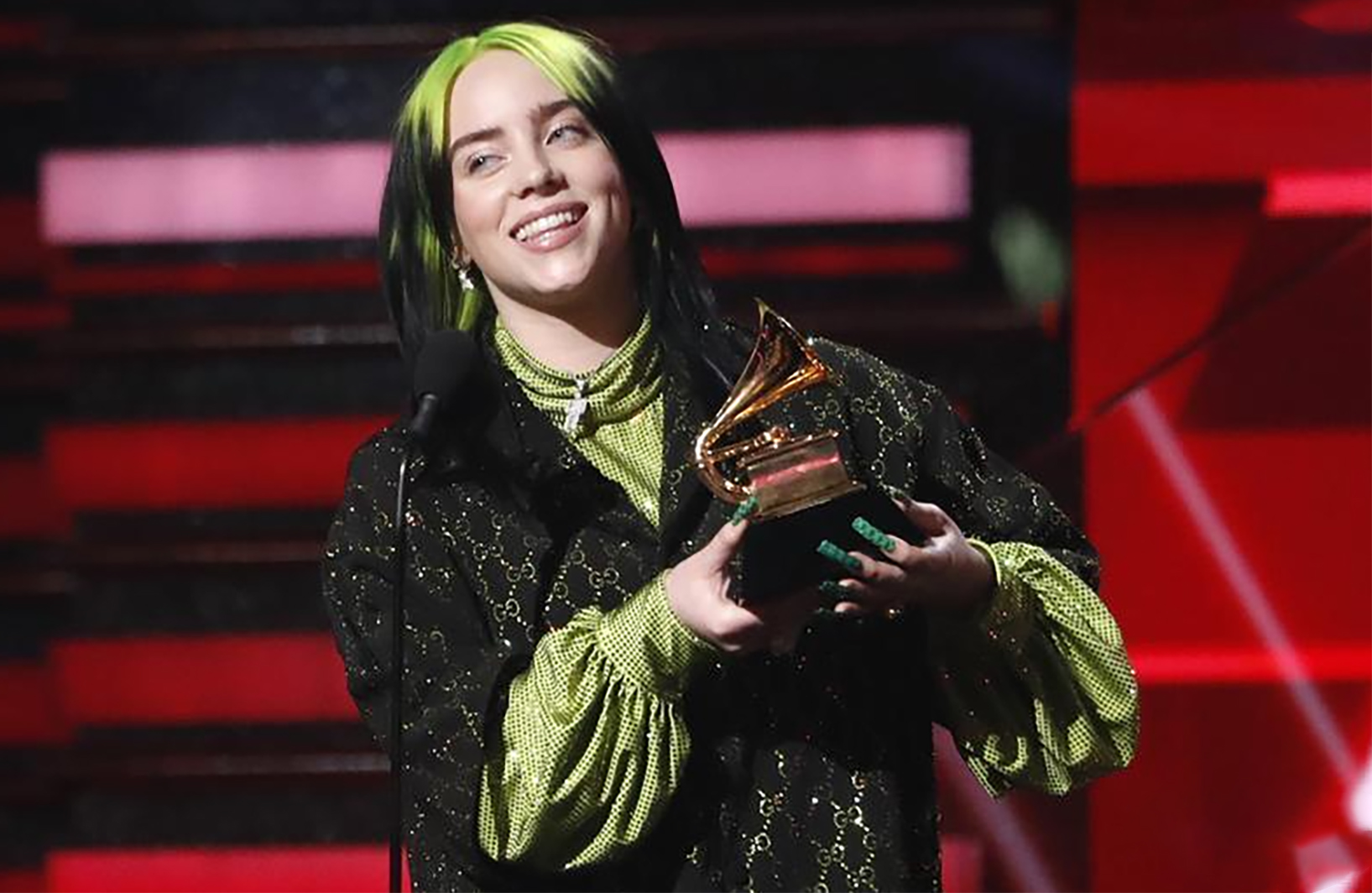Billie Eilish, Dua Lipa và Olivia Rodrigo biểu diễn tại lễ trao giải Grammy 2024- Ảnh 1.