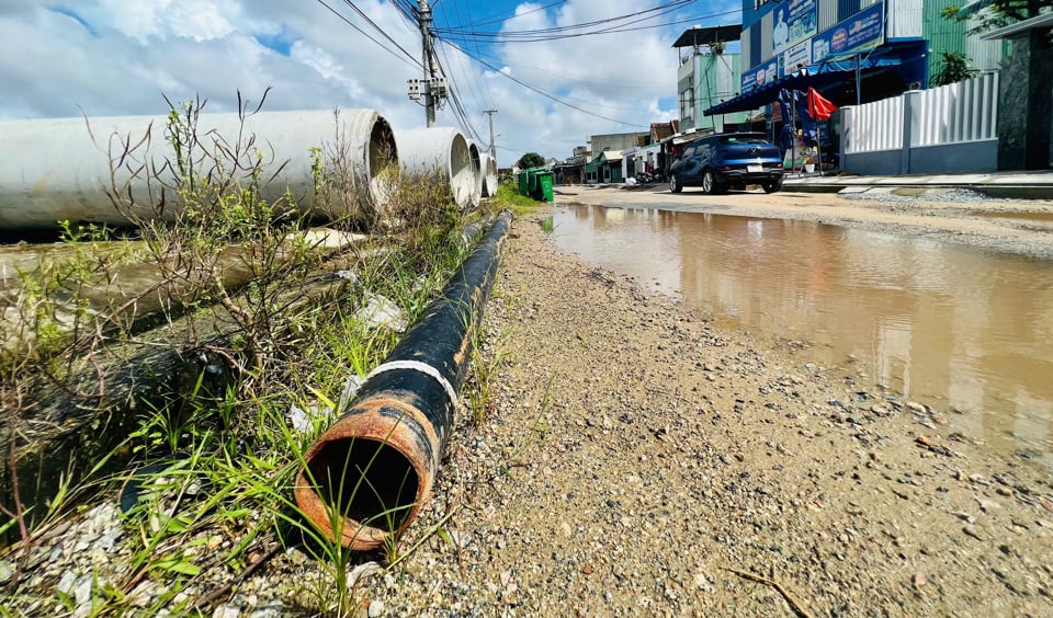 According to local residents, this is an inner-city road with a dense population, a vital artery connecting traffic and commerce. The road has become more and more degraded over time, so the contractor needs to increase manpower and machinery to speed up the project.