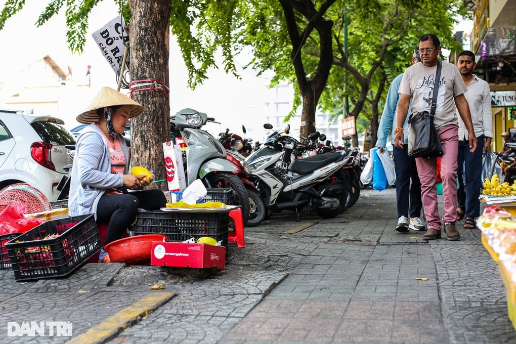 Gặp vướng khi thu phí lòng đường, hè phố, TPHCM nhờ các bộ hướng dẫn - 1