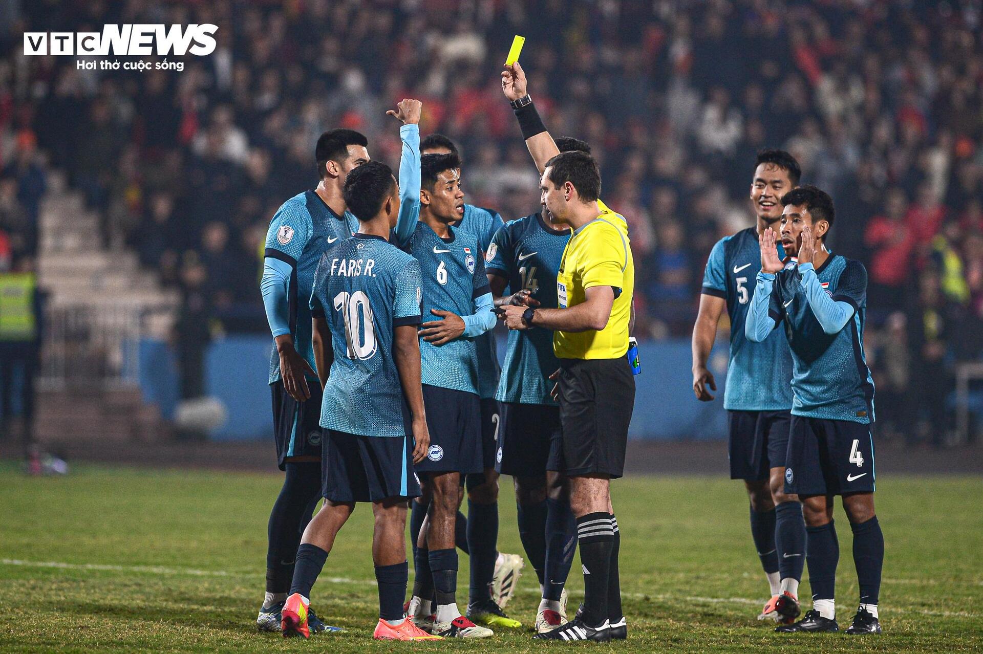 Gros plan de Xuan Son déchirant son maillot et son filet contre Singapour pour amener l'équipe vietnamienne en finale - 6