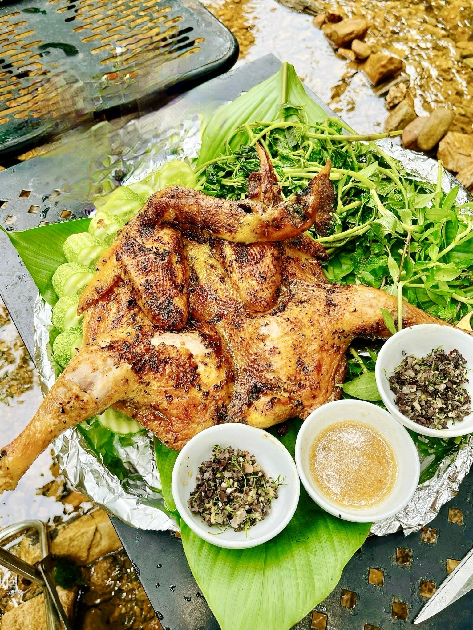 Young people invite each other to go up the mountain to avoid the heat: Eat grilled chicken, drink coffee by the stream photo 8