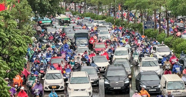 ประชาชนต้องดิ้นรนเคลื่อนย้ายรถทีละเมตรบนท้องถนนท่ามกลางสายฝนที่ตกหนักในชั่วโมงเร่งด่วน