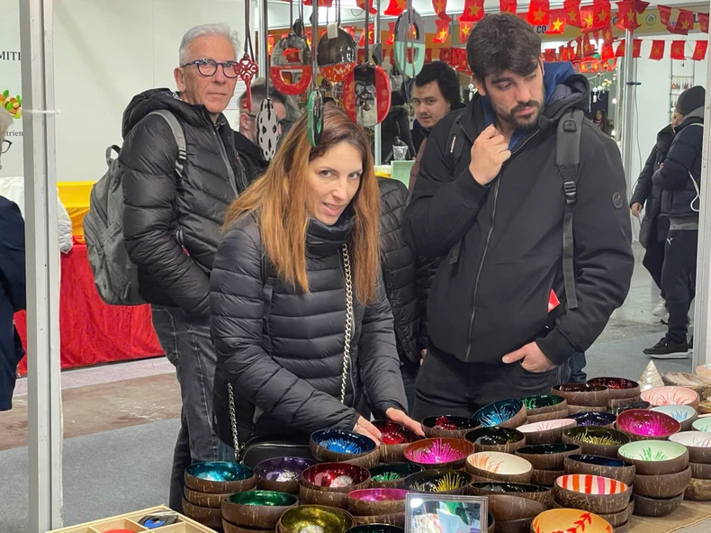 Vietnamesische OCOP-Produkte nehmen zum ersten Mal an der Internationalen Handwerksmesse in Italien teil. Foto 3