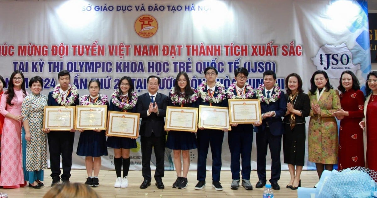 Congratulatory ceremony for excellent Hanoi students returning from the Youth Science Olympiad