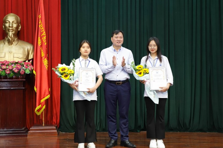 M. Nguyen Van Hung, directeur adjoint de l'école, a remis le prix du concours « Partager des moments avec VOVedu ».