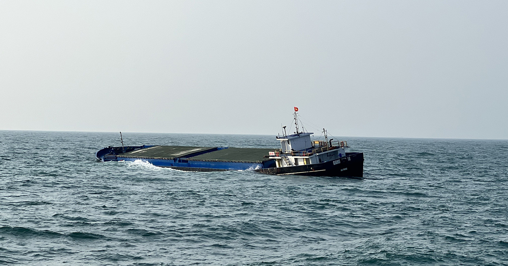 Frachtschiff prallt gegen Felsen, 9 Besatzungsmitglieder in kritischem Zustand auf See in Cu Lao Cham