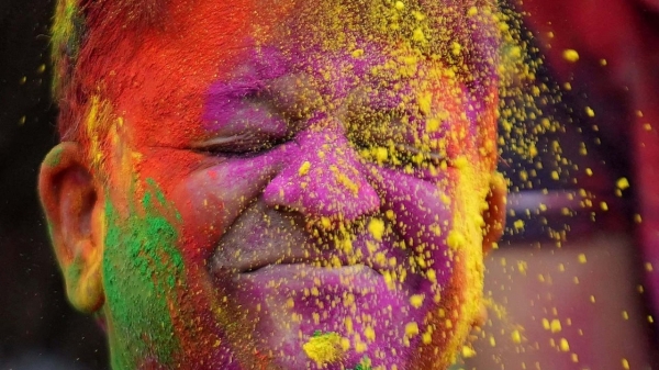 Lassen Sie sich von der farbenfrohen und lebendigen Atmosphäre des Holi-Festes überwältigen