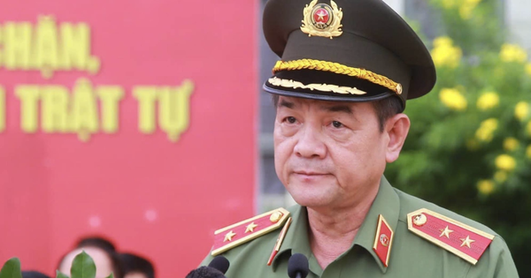 Director of Ho Chi Minh City Police Department received First Class Military Exploit Medal