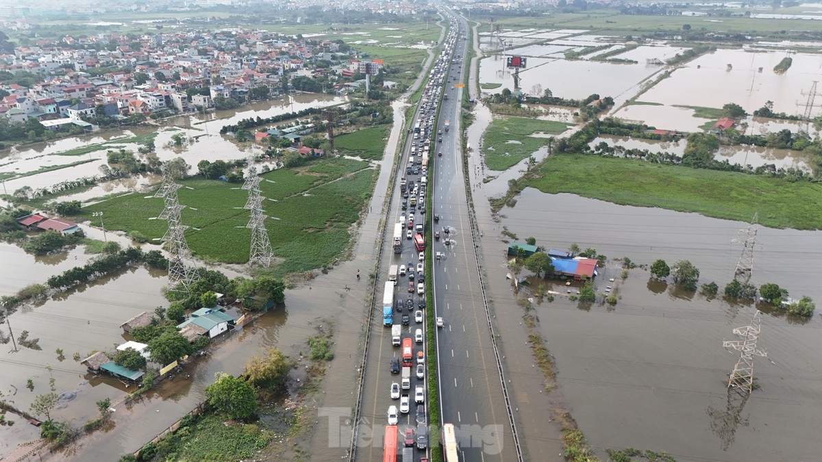 Los vehículos quedaron atascados durante más de 5 km en la carretera Phap Van - Cau Gie debido a las inundaciones. Foto 1