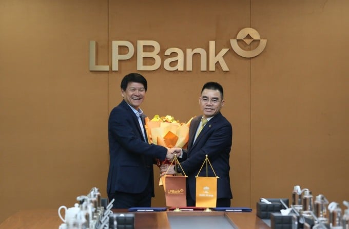 Mr. Ho Nam Tien (right), representative of the sponsoring unit, presented flowers to congratulate the new head coach Vu Tien Thanh. Photo: LPBank HAGL