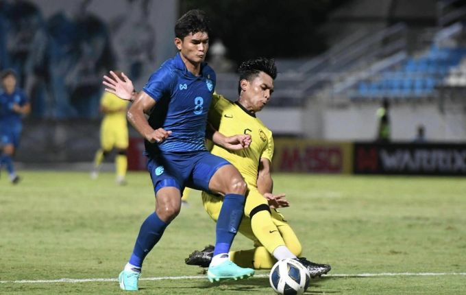 Malaysia (áo vàng) thua Thái Lan (áo xanh) 0-1 ở lượt trận cuối bảng H vòng loại U23 châu Á 2024. Ảnh: FAT