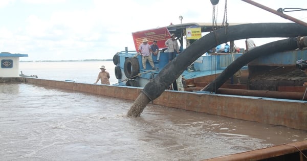 Exploitation du sable de rivière pour servir à la construction de l'autoroute à travers Soc Trang