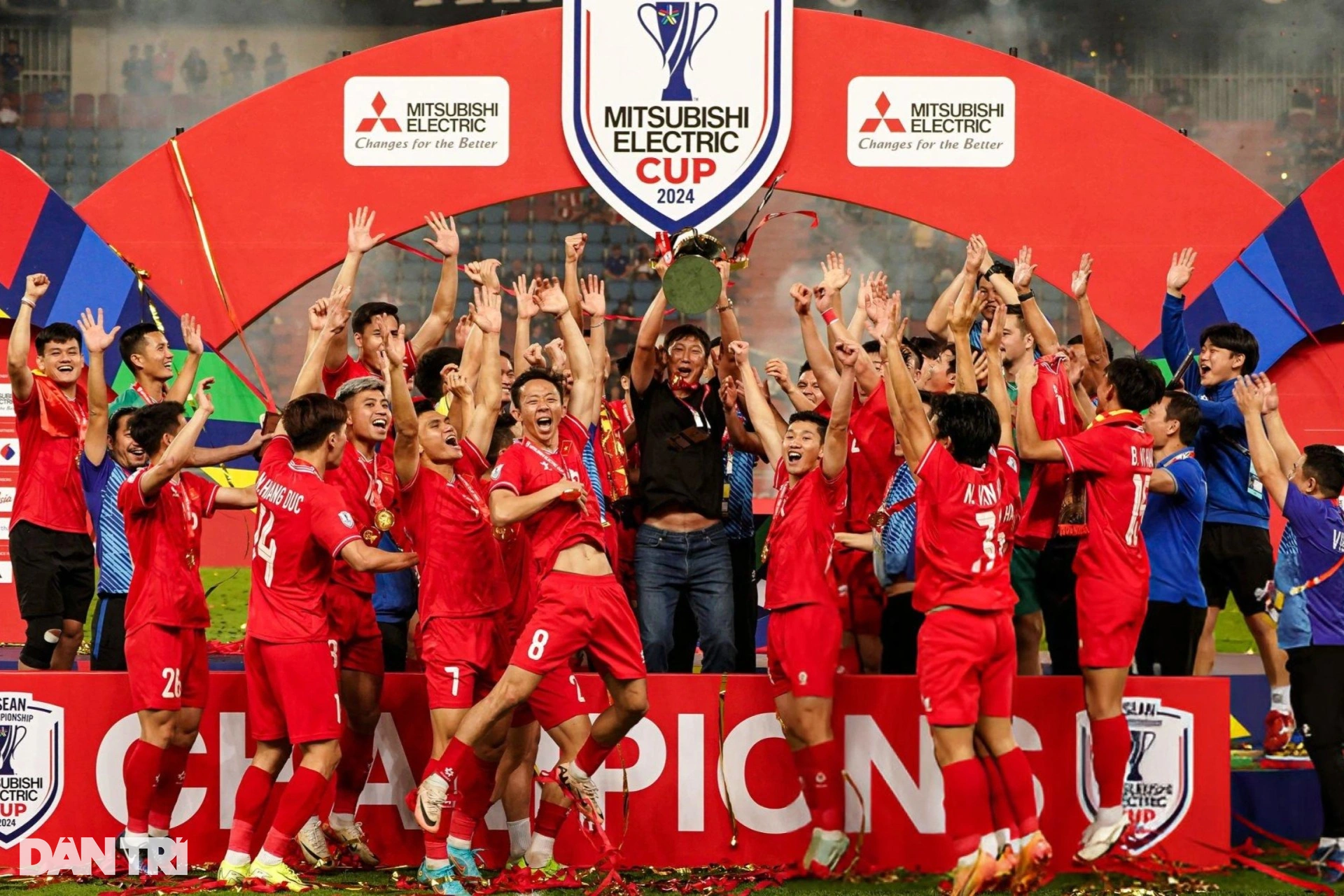 Tuyển Việt Nam vô địch AFF Cup: Vết gợn trên ngai vàng, bệ phóng tương lai