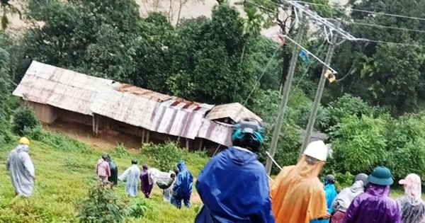 Do mưa lũ, phải khiêng bệnh nhân gần 30 km để đi cấp cứu