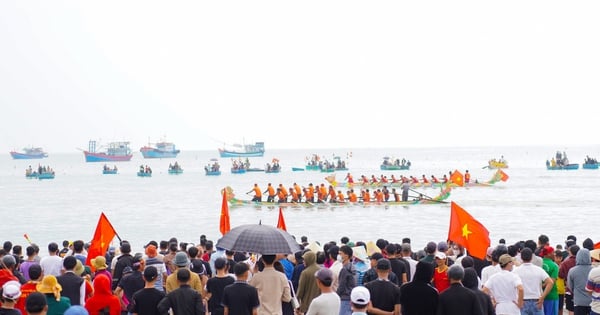 El Festival de Carreras de Barcos de los Cuatro Animales Sagrados en Quang Ngai atrae a miles de turistas