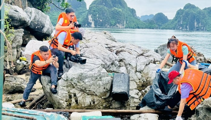 Quang Ninh Province Journalists Association members actively participate in collecting waste in Ha Long Bay