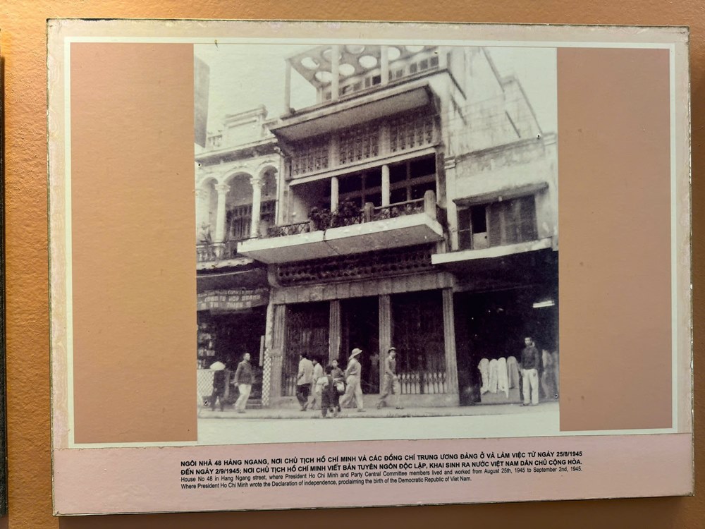 La maison est idéalement située, au milieu de l'une des 36 anciennes rues de Hanoi et face à deux rues, Hang Ngang et Hang Can.