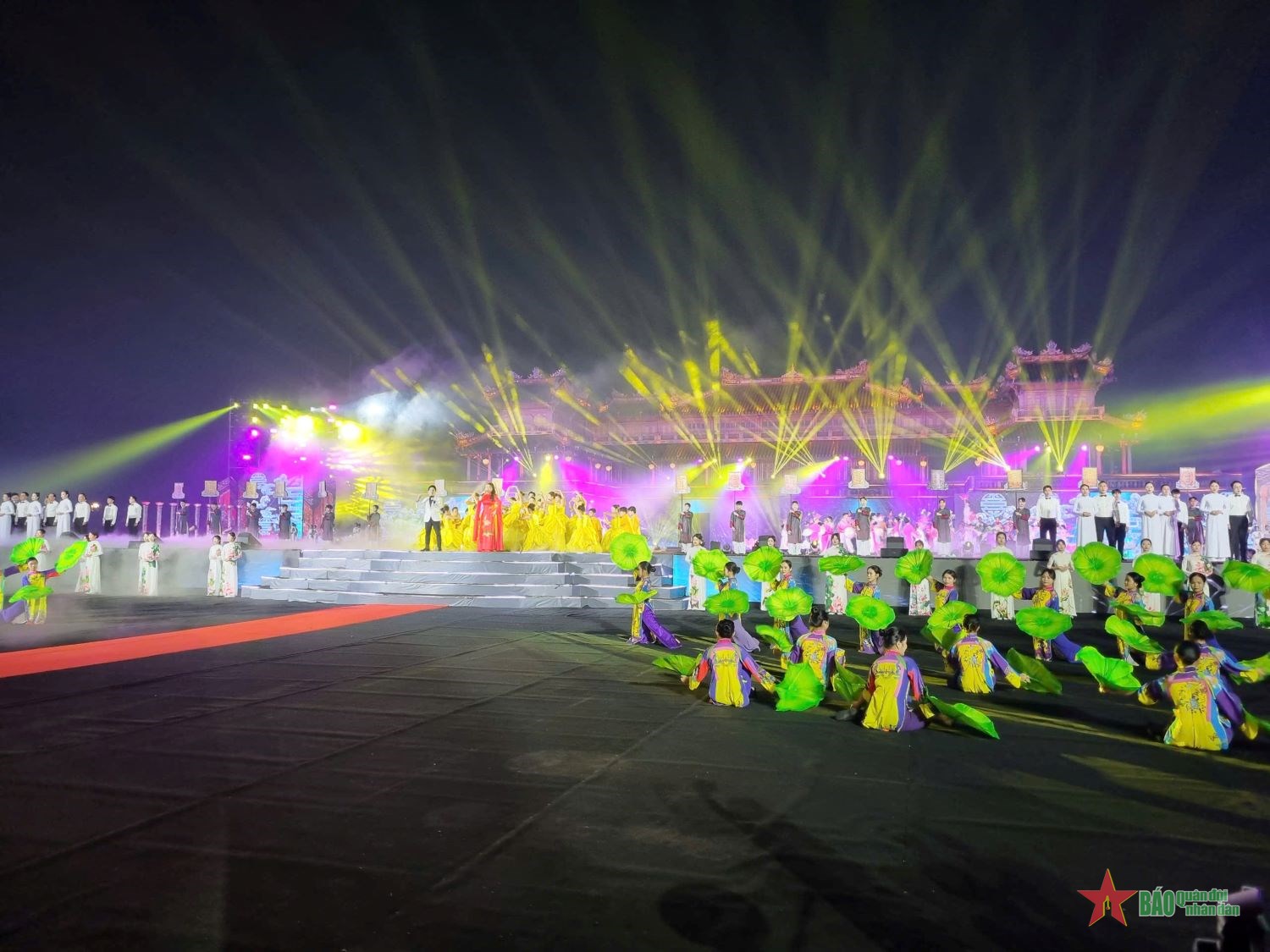 National Assembly Chairman Tran Thanh Man attends the announcement ceremony of the National Assembly's Resolution on the establishment of Hue city under the Central Government.