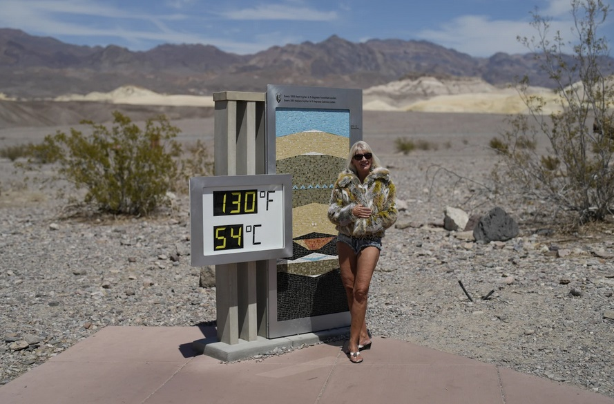 อากาศร้อนเกิน 53 องศาเซลเซียส นักท่องเที่ยวยังแห่เที่ยว Death Valley ในสหรัฐฯ