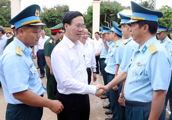 Präsident Vo Van Thuong besuchte die Offiziere und Soldaten der Radarstation 55 des Regiments 292, Division 377, Luftverteidigung – Luftwaffe, stationiert in Phu Quy und überreichte ihnen Geschenke. Foto: VNA