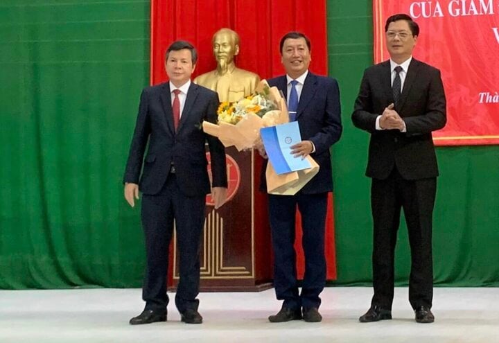 M. Le Hong Son le jour où il a été transféré et nommé au poste de directeur du lycée Hai Ba Trung. (Photo : page fan du lycée Hai Ba Trung - ville de Hué)