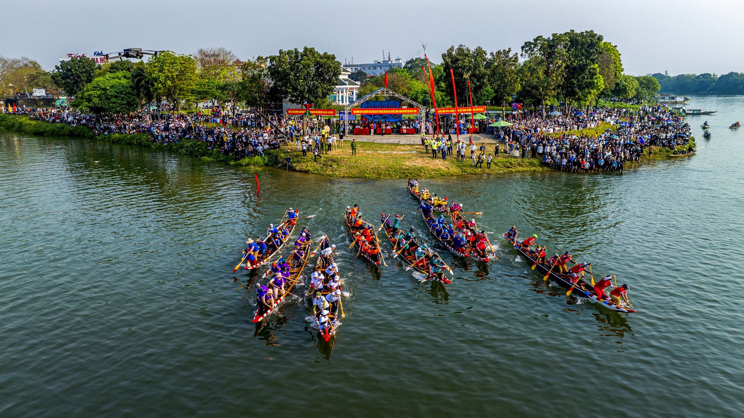 Khán giả reo hò, xem ghe đua "lộn vè" trên sông Hương - Ảnh 4.