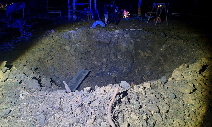 Trümmer einer russischen Drohne fallen am frühen Morgen des 10. Juni auf ein Wohnhaus in Odessa. Foto: Reuters