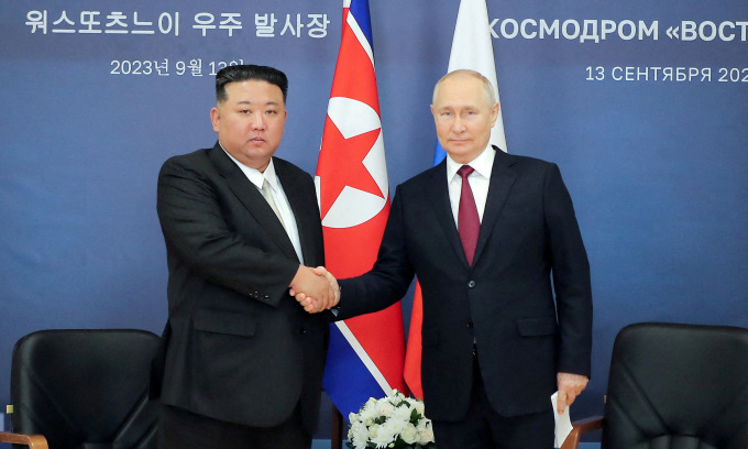 Tổng thống Putin bắt tay lãnh đạo Triều Tiên Kim Jong-un trong cuộc gặp ở vùng Viễn Đông hôm 13/9. Ảnh: KCNA