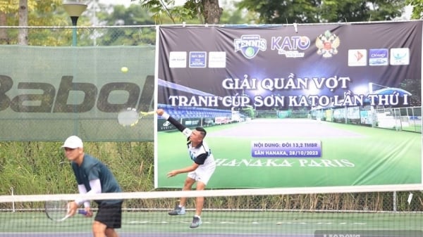 Des centaines de joueurs de tennis participent au tournoi dans le plus grand complexe de courts de tennis du Vietnam