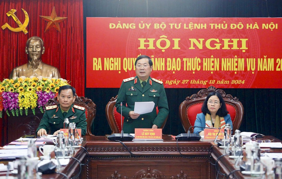 ឧត្តមសេនីយ៍ឯក Le Huy Vinh សមាជិកគណៈកម្មាធិការមជ្ឈិមបក្ស និងជាអនុរដ្ឋមន្ត្រីក្រសួងការពារជាតិបានថ្លែងសុន្ទរកថាក្នុងសន្និសីទ។