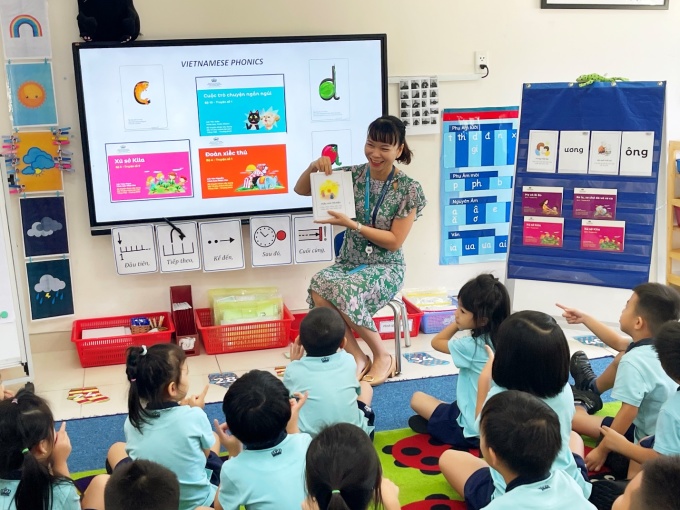 Học sinh BVIS học với phương pháp giảng dạy thống nhất một chương trình âm vần bằng hai ngôn ngữ Anh - Việt. Ảnh: BVIS TP HCM