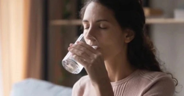 Doctor da importantes razones por las que debes beber un vaso de agua tibia al despertar