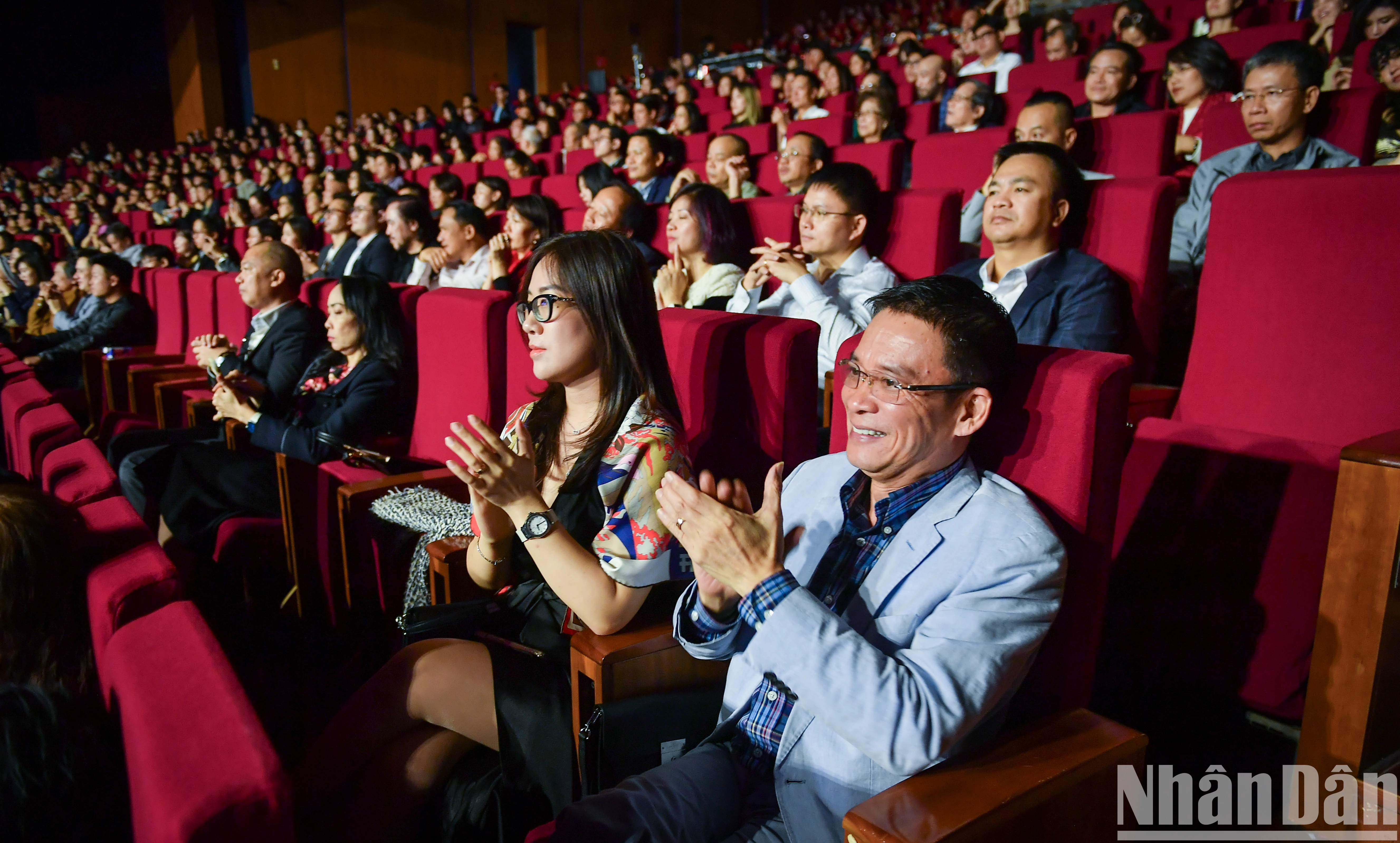 [Photo] Vietnamese audiences immersed in emotions with Kenny G's trumpet sound photo 9