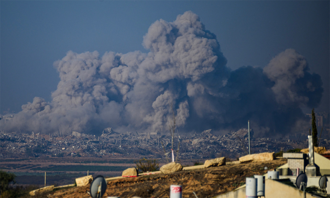 De la fumée s'élève de la bande de Gaza après un raid israélien le 1er décembre. Photo : AFP