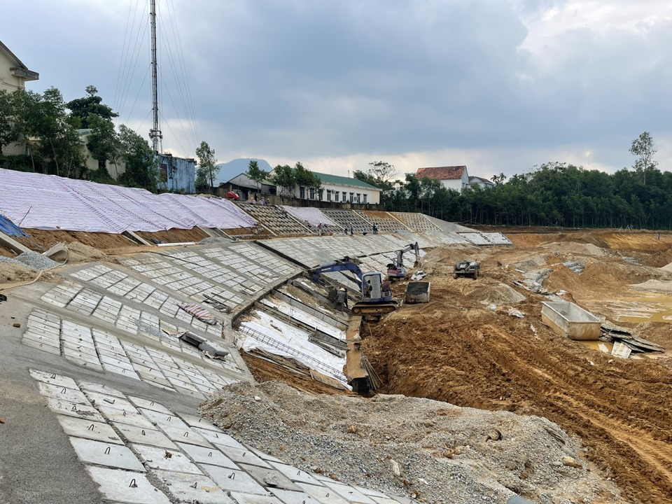 Este proyecto tiene una inversión total de 14 mil millones de VND, invertidos en la construcción con el objetivo de proteger la ribera del río, la tierra y la propiedad en el terreno de aproximadamente 34 hogares y obras de tráfico en áreas residenciales de la comuna de Ba Thanh.