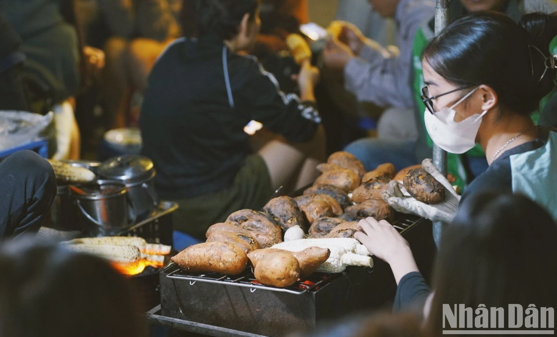 [Photo] Hanoi in winter, typical dishes attract young people photo 1