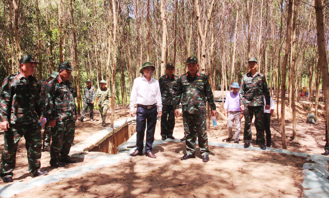 Mr. Nguyen Tan Tuan inspected items in the simulated combat base.