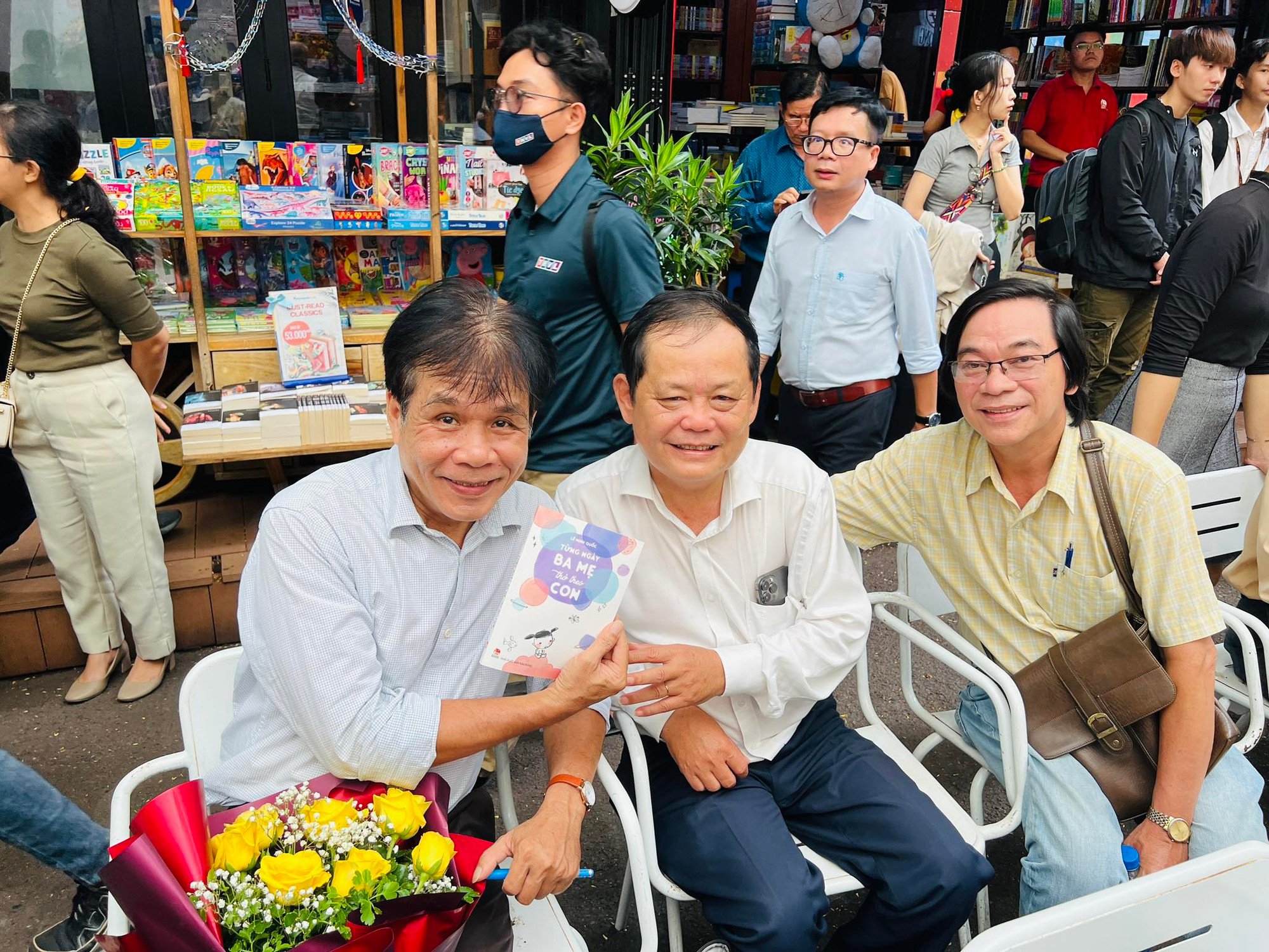 Niềm vui nhân ba của nhà thơ Lê Minh Quốc trong Tuần lễ Sách người làm báo   - Ảnh 5.