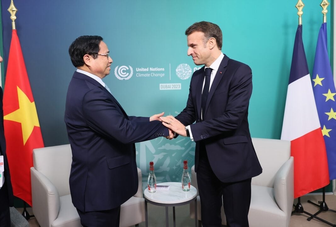 Prime Minister Pham Minh Chinh meets French President Emmanuel Macron. Photo: Duong Giang-VNA