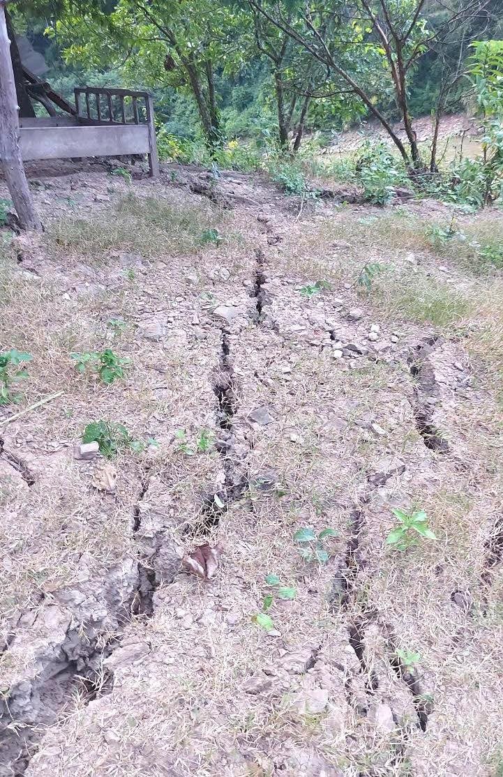 পাহাড়ের উপর দিয়ে একটি বড় ফাটল দেখা গেছে, ৫টি পরিবারকে জরুরিভাবে সরিয়ে নেওয়া হয়েছে, ছবি ২