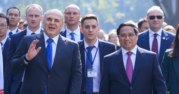 Le Premier ministre Pham Minh Chinh a présidé la cérémonie d'accueil du Premier ministre de la Fédération de Russie en visite officielle au Vietnam.