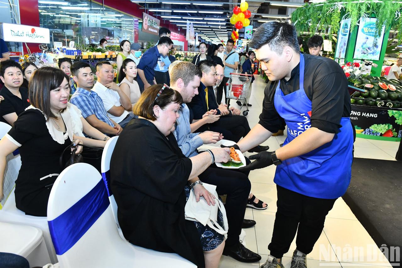 [Photo] Norwegian Ambassador prepares salmon dish for guests photo 7