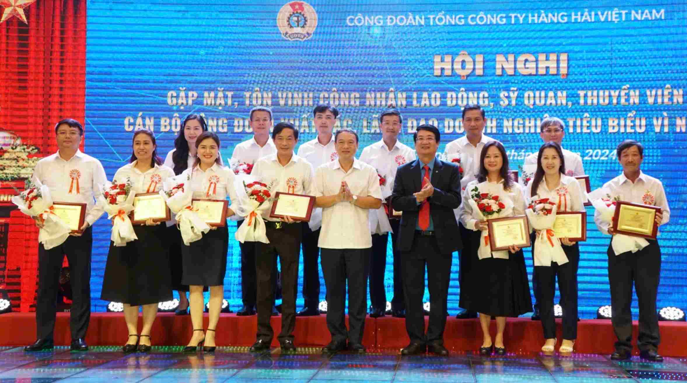 Vietnam National Shipping Lines premia a individuos destacados