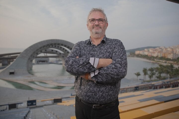 M. Jean-Christophe Canizares - PDG d'ECA2 devant la scène du Kiss of the Sea.