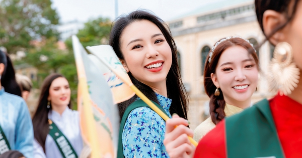 Erstaunt, 90 Schönheiten von Miss Earth 2023 zu sehen, die traditionelle vietnamesische Ao Dai tragen und mit dem Bus fahren