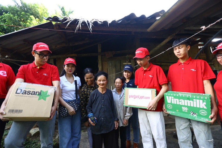 Vietjet đến với đồng bào vùng bão lũ