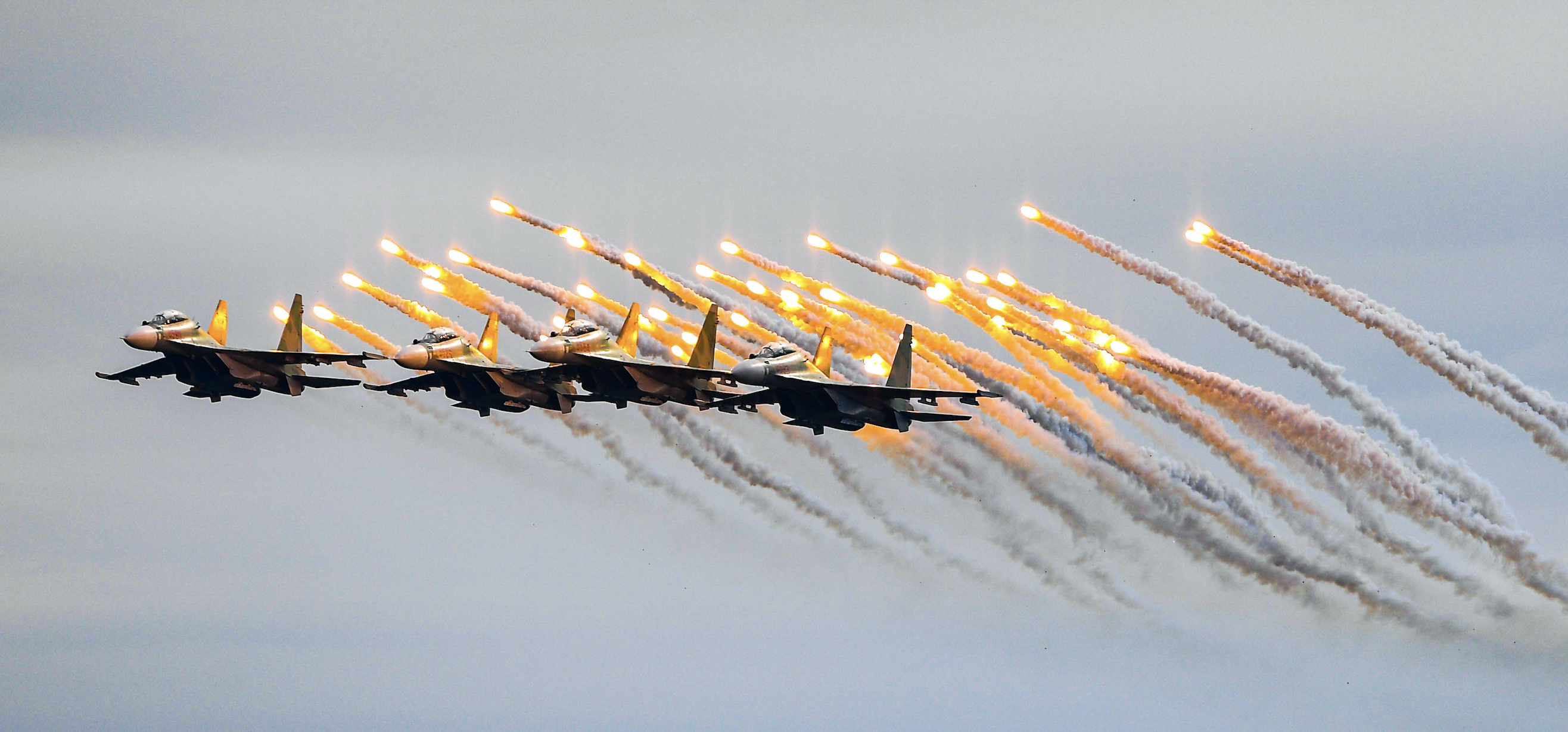 شاهد طائرة SU-30MK2 وهي تقوم بإسقاط فخ حراري وهمي في سماء هانوي