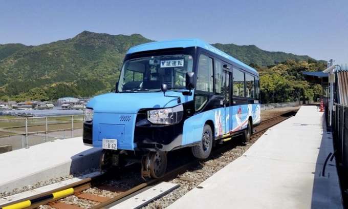 DM-Busse haben Stützräder, damit das Fahrzeug auf den Schienen läuft. Foto: Japan Forward